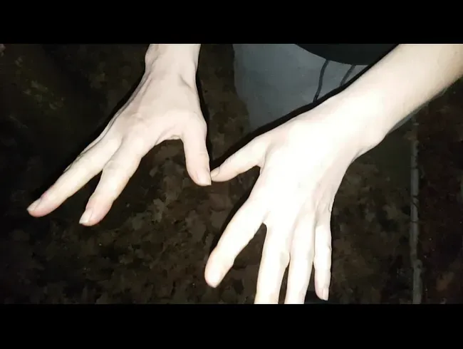 Ich lasse seinen Schwanz Pissen u. Abspritzen ;)  OUTDOOR