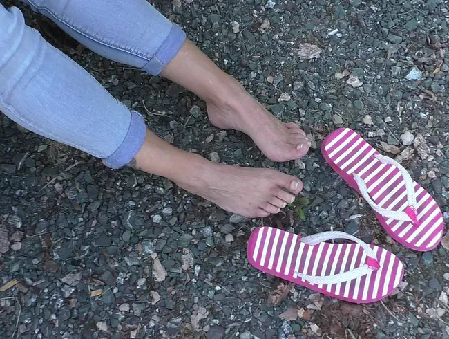 Ihre Füße angepisst