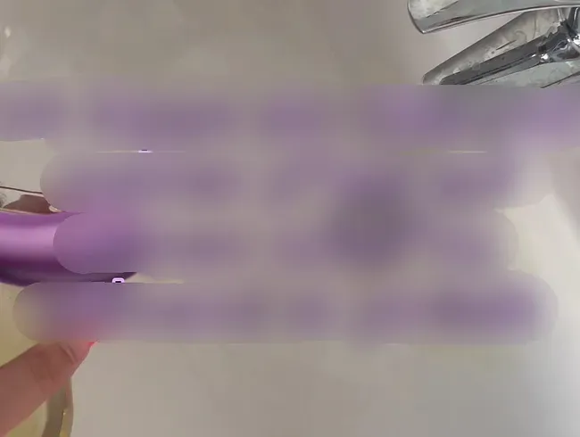 Meine p*sse über seinen schw*nz kippen, während er auch pinkelt