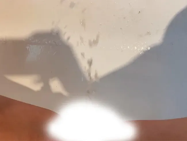 3 videos, in denen ich im Einkaufszentrum, auf der Toilette und in der Badewanne pinkle