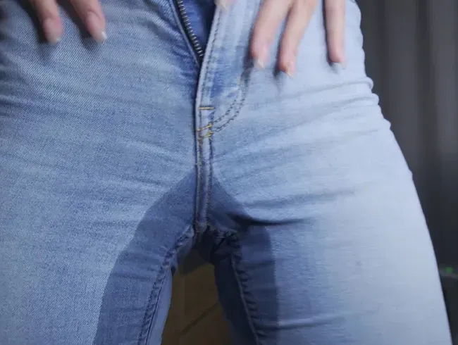 Verzweiflung pinkeln! Mädchen pinkelte in jeans
