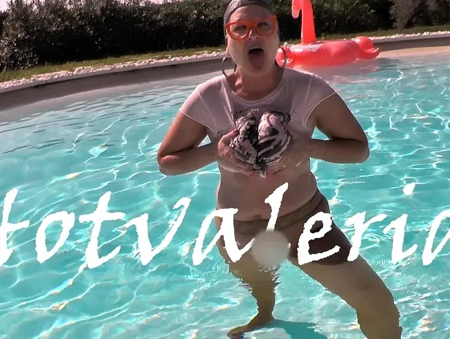 Outdoor peeing in tights