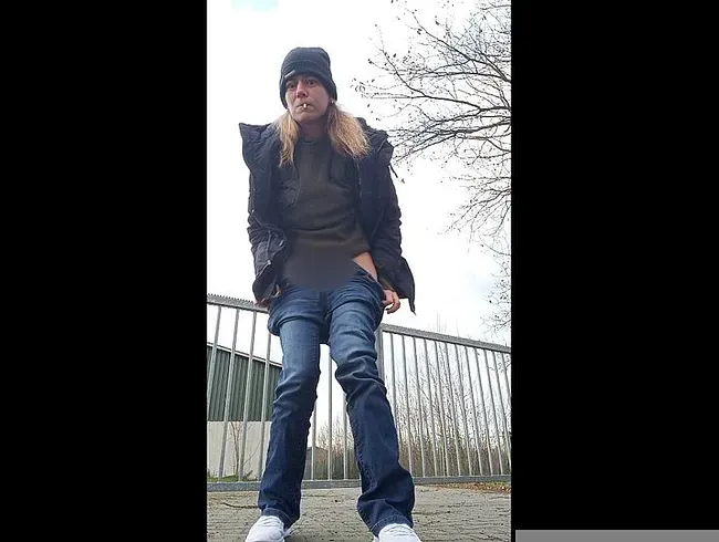 Beinahe wurde ich beim Pissen und Rauchen in der Öffentlichkeit erwischt. Was für eine Pfütze