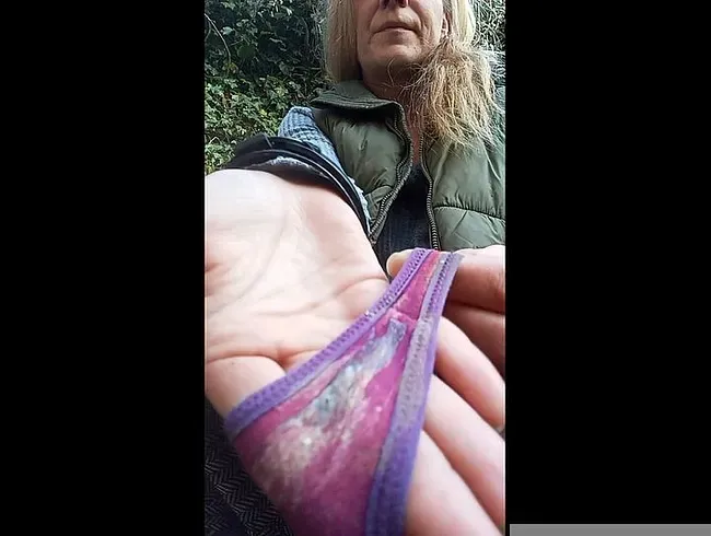 Outdoor Piss. Trockner und feuchter Schleim am Tanga