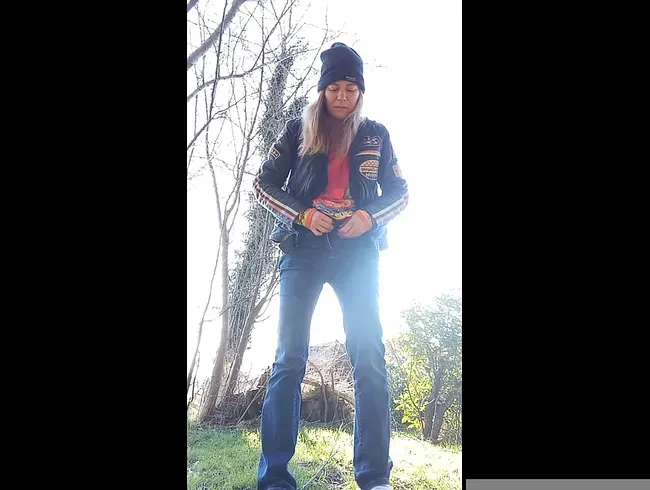 Pisse in meinen Garten, wackel mit meinem Arsch,um die Pisstropfen weg zu bekommen