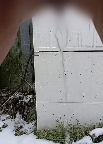 Schnellpiss im Kalten im Schnee, dreckiger String, Nylon