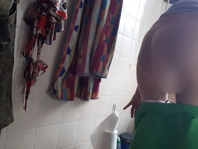 Skistellung, Erklärvideo wie eine Frau auf fremde Klos pissen