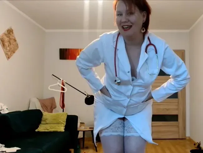 Die Ärztin macht eine Pisse und gießt sie in die Spritze, aus der sie sie trinkt part.1