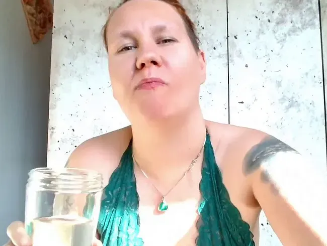 Viel Pisse mit 1/3 trinken