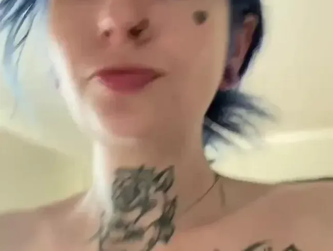 Golden shower mit meinem Dildo in pink ,schau mir zu .