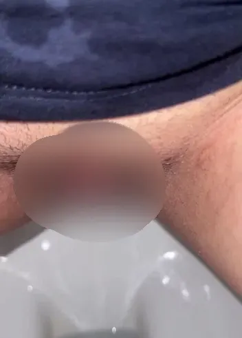 Pissen auf dem Klo, macht die Mami froh