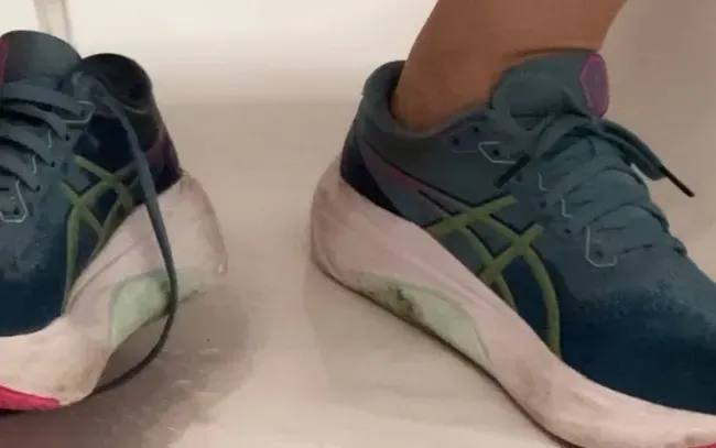 Turnschuhe vollgepisst (Wunschvideo)