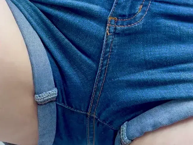 in die Hotpants gepisst