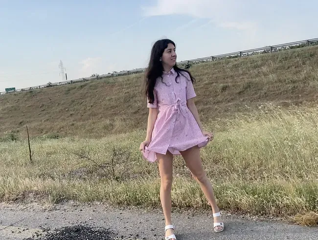 An einem öffentlichen Ort auf dem Feld gepisst