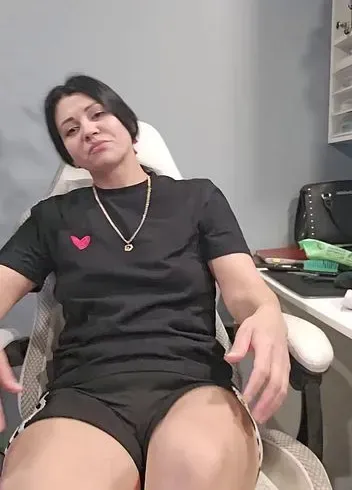 Trink meinen Urin von meinen Füßen und leck meine pissende Muschi, Sklave