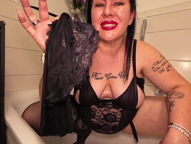 OMG!!! Das erste mal Pisse ich in meine Nylons! Deine Aufgabe-SAUBER LECKEN !!!