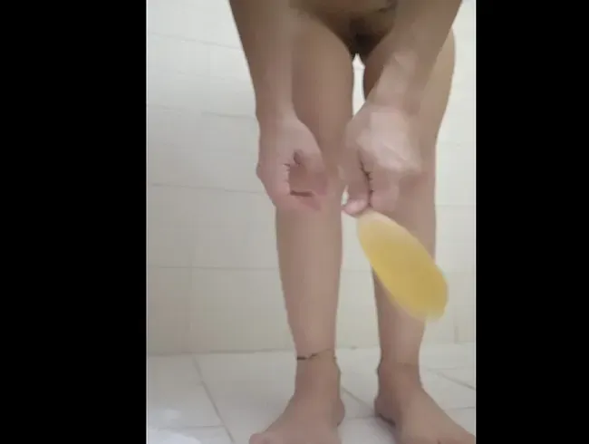 Ich spiele ein Kondom voller Natursekt mit meinen Füßen