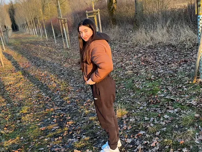 Ich musste so dringend!! Beim spazieren gehen auf die Allee gepisst!!