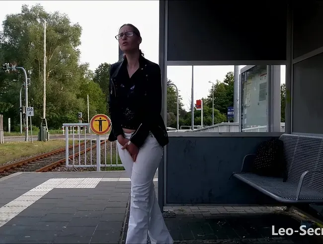 Peinlich - In die Hose gepinkelt, weil der Zug Verspätung hatte ;p