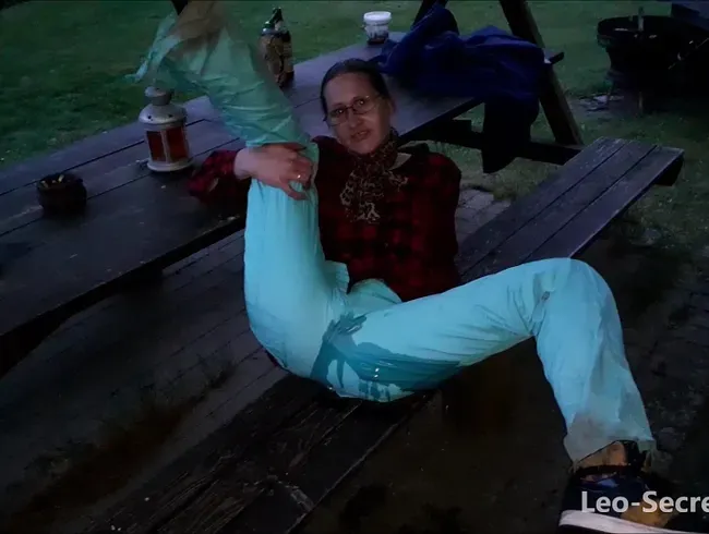 Ups, auf der Gartenbank in die Hose gepinkelt ^^