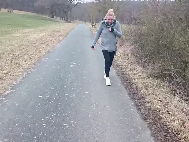 Super RiSKANT! Mitten auf Feldweg gepisst!!!!