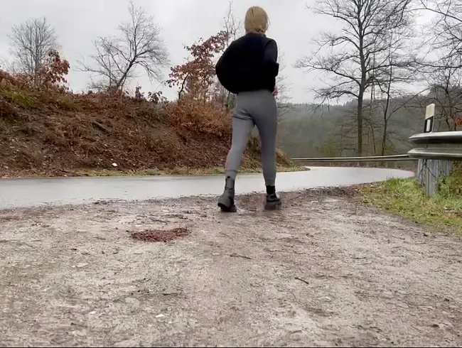 Würdest du anhalten und nur schauen? Oder auch mich sauber lecken? ????