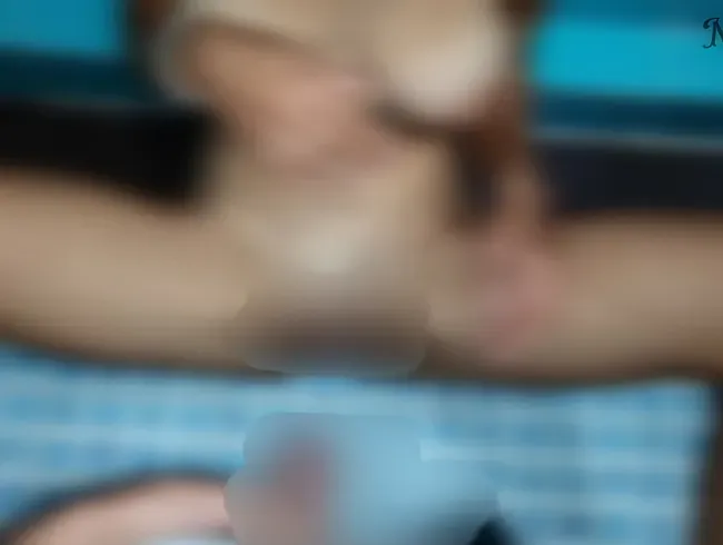 Nahaufnahme auf ihre Muschi gepisst