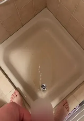 Pisse in die dusche
