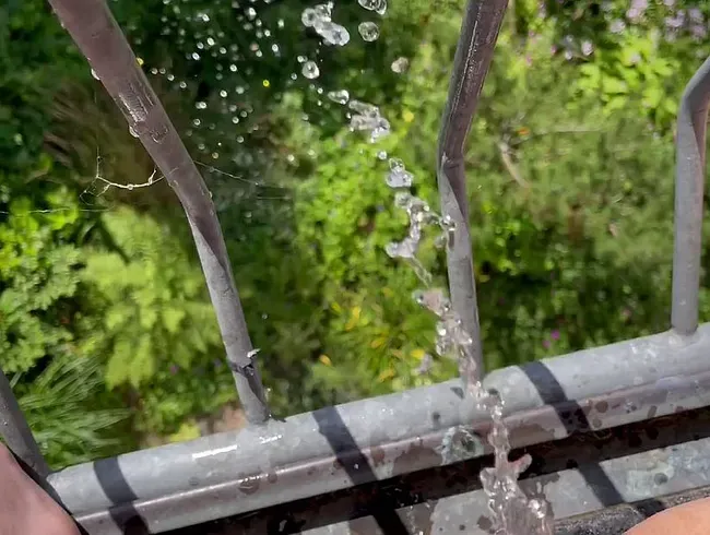 Bei dem tollen Wetter einfach mal vom Balkon runtergepisst