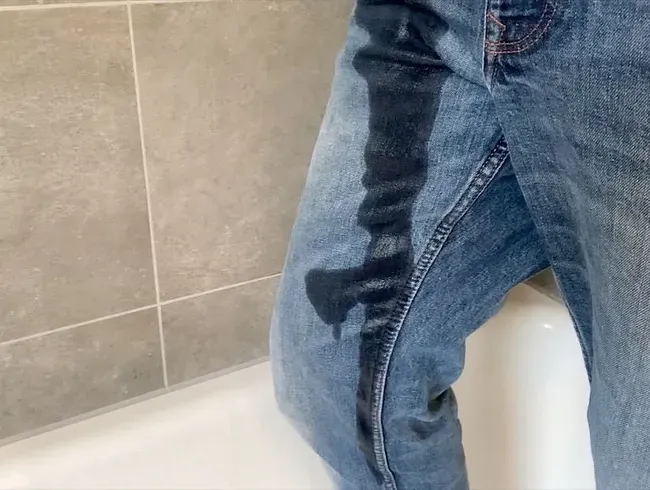 Jeans Piss und das Bad voll Sperma - alles nass und multipler Orgasmus - muss 3 mal geil abspritzen