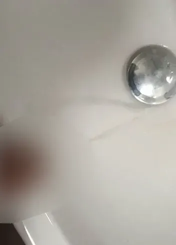 Musste dringend Pinkeln und leider nur ein Waschbecken da