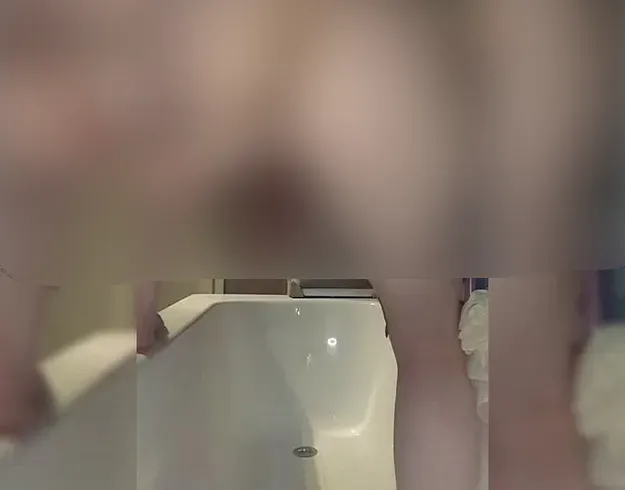 Eigentlich wollte ich duschen gehen, aber da war ein Dildo