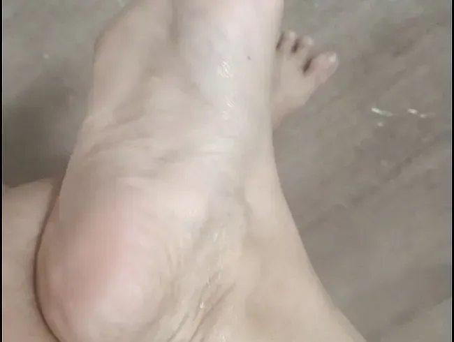 eine Pisse auf meine Füße