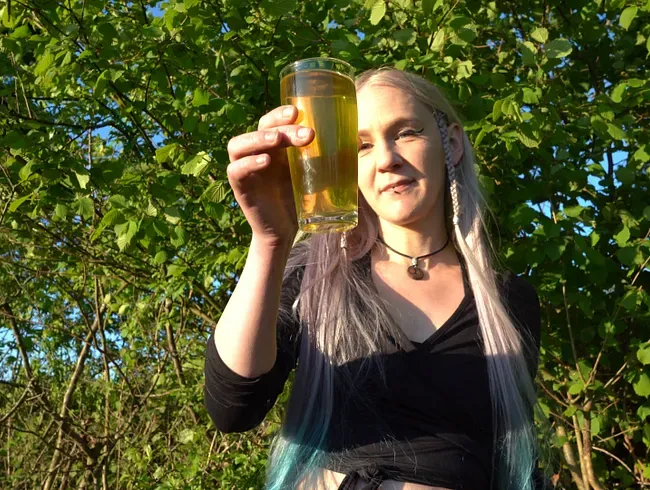 Fuck 'n pee - geiler Fick mit Glasdildo und anschließend fülle ich meinen NS für dich ins Glas ab!