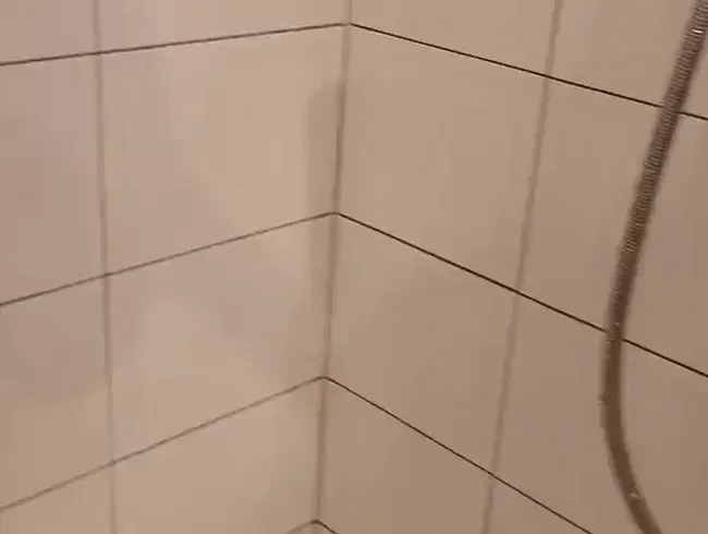 Feuchte Muschi pisst beim duschen