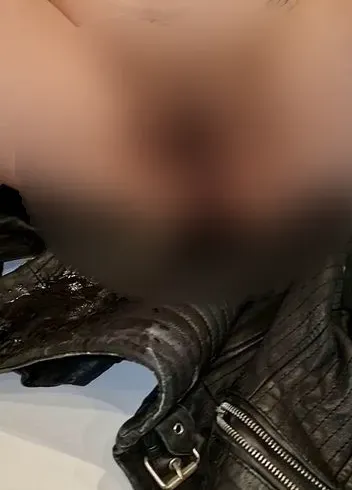 Mit ein wenig Leder an... pisst es sich sehr geil