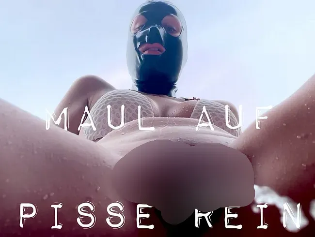 Maul auf! Pisse rein! Herrin Nicole muss im Bikini pissen und du wirst jeden Tropfen schlucken!