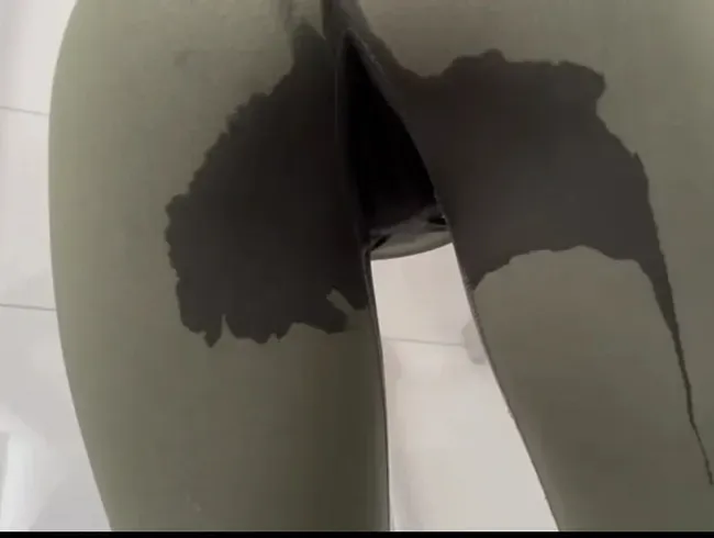 Nach dem Training die Gymhose gepisst und den Sklaven bis zum Spritzen lecken lassen!