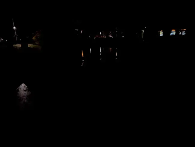 Achtung, hörst du wie es in den Teich tropft? Parkteichpiss