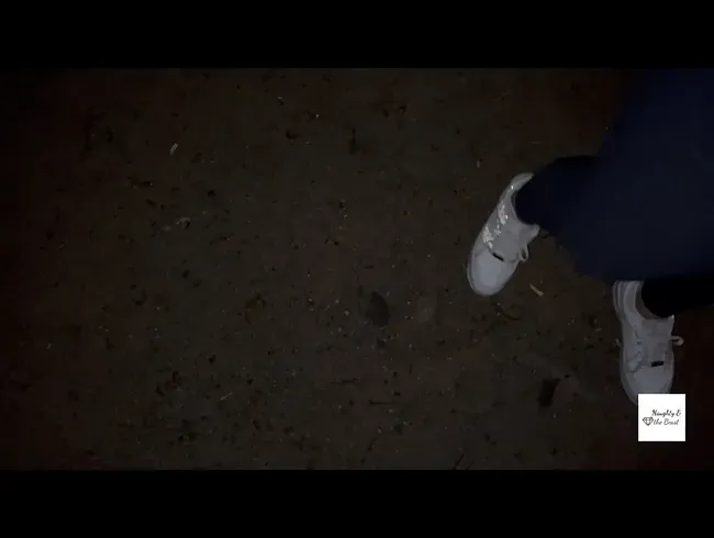 Am Kanal mitten auf den Weg gepisst