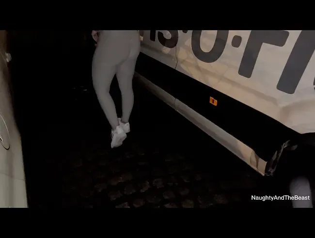 Dreister Parkplatzpiss direkt an der Straße, Erdbeerwoche ????