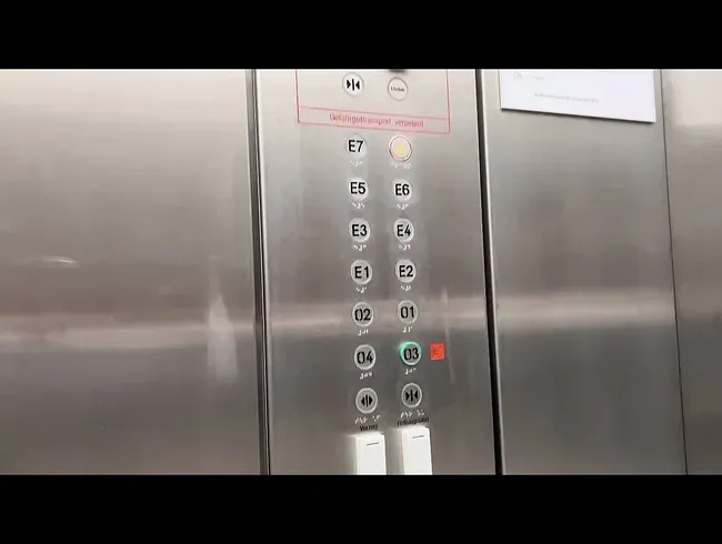 Fast erwischt? Publicpiss im Aufzug