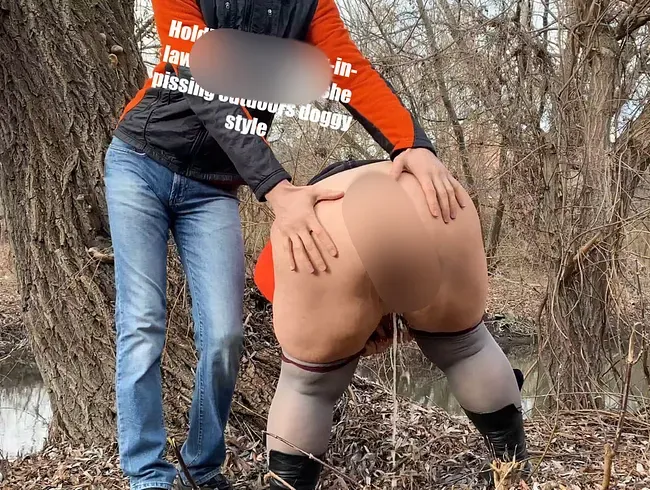 Halte den fetten Arsch meiner Schwiegermutter, während sie draußen im Doggystyle pisst