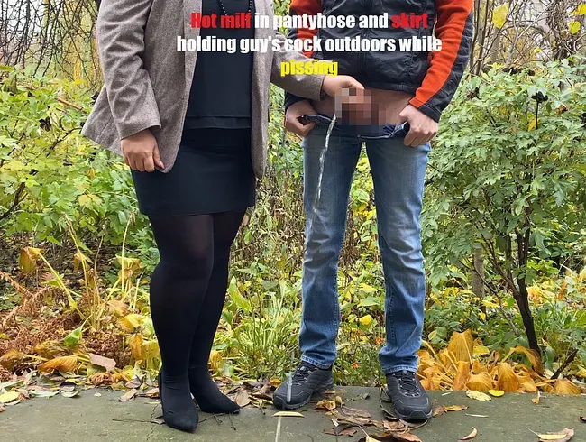 Heiße Milf in Strumpfhose und Rock hält Kerls Schwanz draußen beim Pissen