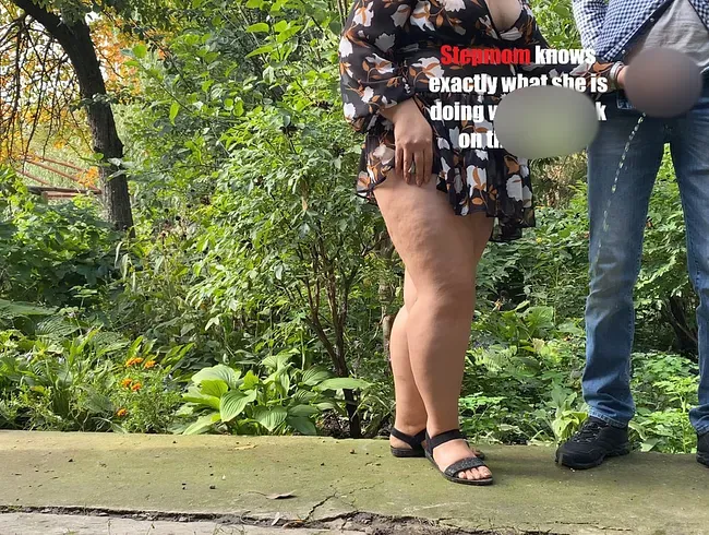 Stiefmutter weiß genau, was sie mit meinem Schwanz auf der Straße macht