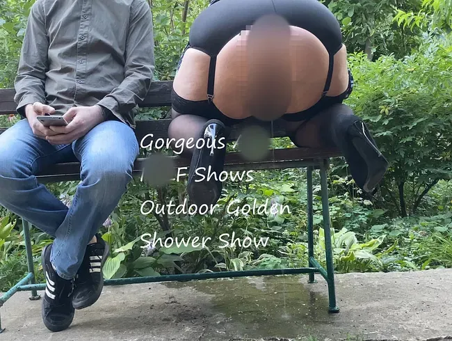 Wunderschöne Arsch-MILF zeigt Natursekt-Show im Freien