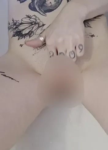 Nackt in der leeren Wanne,gespreizte Beine und mein warmer Pissestrahl?????