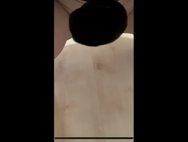 Auf den boden gepisst (ohne Ton)