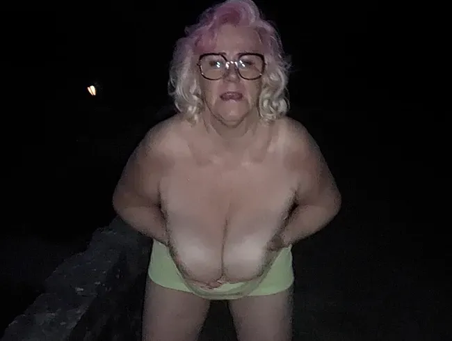 Auf dem nach Hause Weg einfach im Park gepisst