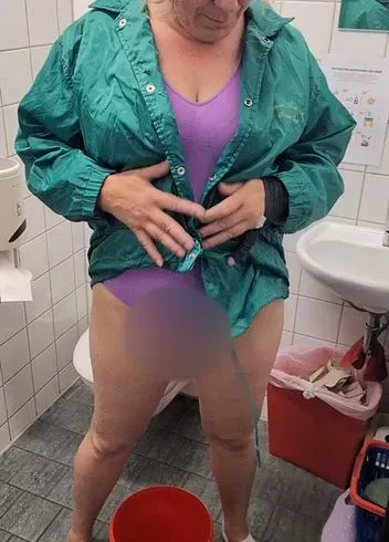 Ich Piss die grüne Jacke voll .